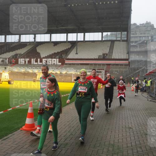 07.12.2025 - St. Pauli X-Mass-Run No. 15 Fabian Wolf http://msf.ph/oto/9365673 07.12.2025 10:15:20 Ziel 308, 431, 436, 438, 1180, 1183, 1885, 2666, 2667, 2668, 3103, 4494, 4536 meine-sportfotos.de