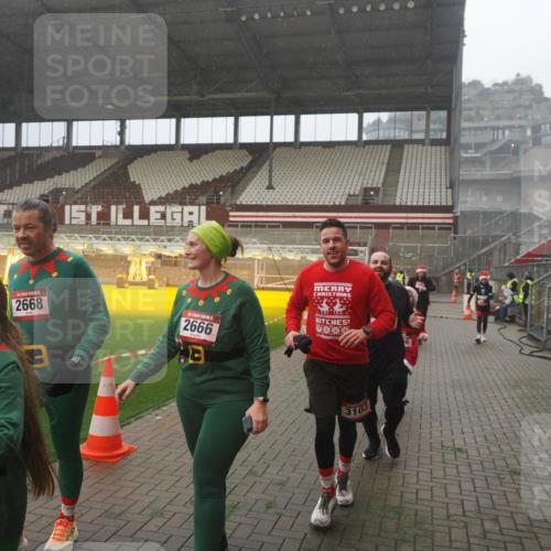 07.12.2025 - St. Pauli X-Mass-Run No. 15 Fabian Wolf http://msf.ph/oto/9365678 07.12.2025 10:15:21 Ziel 308, 431, 436, 438, 1180, 1183, 1885, 2666, 2667, 2668, 3103, 4494, 4536 meine-sportfotos.de