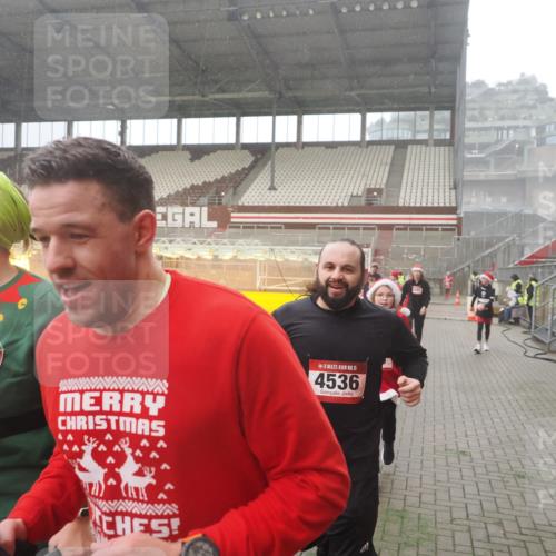 07.12.2025 - St. Pauli X-Mass-Run No. 15 Fabian Wolf http://msf.ph/oto/9365683 07.12.2025 10:15:22 Ziel 308, 431, 436, 438, 1180, 1183, 1885, 2666, 2667, 2668, 3103, 4494, 4536 meine-sportfotos.de
