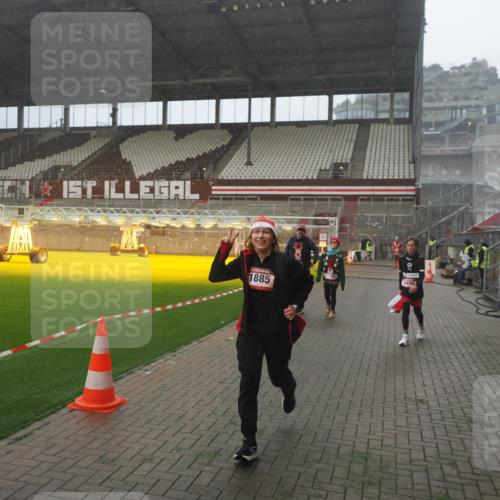 07.12.2025 - St. Pauli X-Mass-Run No. 15 Fabian Wolf http://msf.ph/oto/9365694 07.12.2025 10:15:25 Ziel 431, 436, 438, 1180, 1183, 1885, 3103, 4494, 4536 meine-sportfotos.de