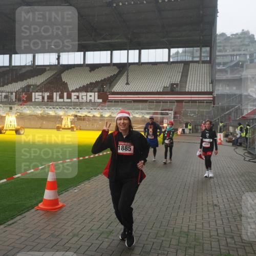 07.12.2025 - St. Pauli X-Mass-Run No. 15 Fabian Wolf http://msf.ph/oto/9365695 07.12.2025 10:15:25 Ziel 431, 436, 438, 1180, 1183, 1885, 3103, 4494, 4536 meine-sportfotos.de