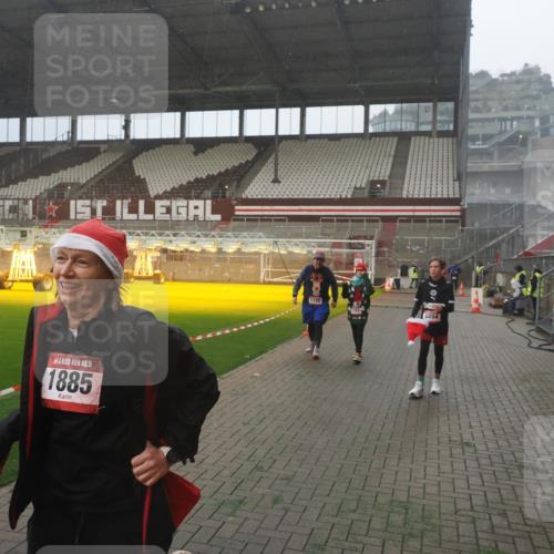 07.12.2025 - St. Pauli X-Mass-Run No. 15 Fabian Wolf http://msf.ph/oto/9365698 07.12.2025 10:15:26 Ziel 431, 436, 438, 1180, 1183, 1885, 3053, 3103, 4494, 4536 meine-sportfotos.de