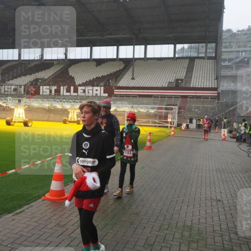 07.12.2025 - St. Pauli X-Mass-Run No. 15 Fabian Wolf http://msf.ph/oto/9365705 07.12.2025 10:15:29 Ziel 431, 436, 438, 1180, 1183, 1885, 3053, 3103, 4494, 4536 meine-sportfotos.de