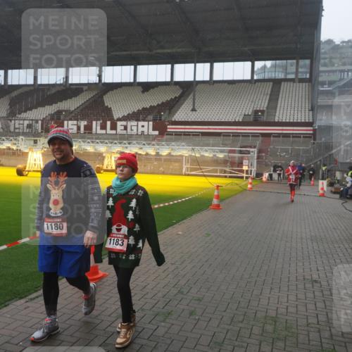 07.12.2025 - St. Pauli X-Mass-Run No. 15 Fabian Wolf http://msf.ph/oto/9365710 07.12.2025 10:15:31 Ziel 436, 1180, 1183, 1885, 2745, 3053, 3103, 4494, 4536 meine-sportfotos.de