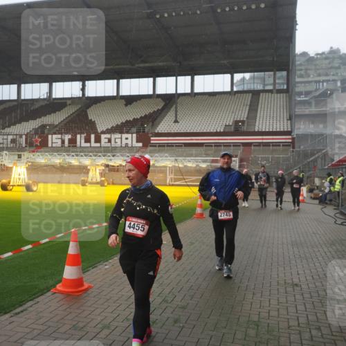 07.12.2025 - St. Pauli X-Mass-Run No. 15 Fabian Wolf http://msf.ph/oto/9365725 07.12.2025 10:15:41 Ziel 2641, 2645, 2652, 2658, 2659, 2745, 3053, 4455 meine-sportfotos.de
