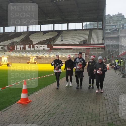 07.12.2025 - St. Pauli X-Mass-Run No. 15 Fabian Wolf http://msf.ph/oto/9365734 07.12.2025 10:15:46 Ziel 2641, 2645, 2652, 2658, 2659, 2745, 3053, 4455 meine-sportfotos.de