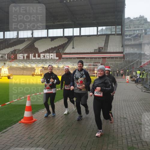 07.12.2025 - St. Pauli X-Mass-Run No. 15 Fabian Wolf http://msf.ph/oto/9365739 07.12.2025 10:15:47 Ziel 2641, 2645, 2652, 2658, 2659, 2745, 4455 meine-sportfotos.de