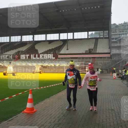 07.12.2025 - St. Pauli X-Mass-Run No. 15 Fabian Wolf http://msf.ph/oto/9365749 07.12.2025 10:16:04 Ziel 2545, 2546 meine-sportfotos.de