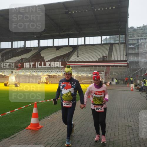 07.12.2025 - St. Pauli X-Mass-Run No. 15 Fabian Wolf http://msf.ph/oto/9365752 07.12.2025 10:16:04 Ziel 2545, 2546 meine-sportfotos.de