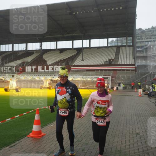 07.12.2025 - St. Pauli X-Mass-Run No. 15 Fabian Wolf http://msf.ph/oto/9365753 07.12.2025 10:16:05 Ziel 2545, 2546 meine-sportfotos.de