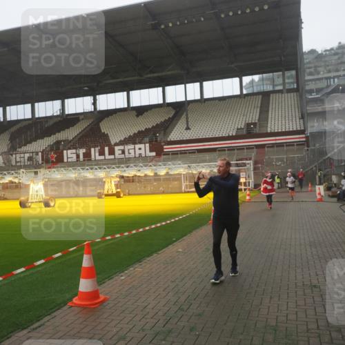 07.12.2025 - St. Pauli X-Mass-Run No. 15 Fabian Wolf http://msf.ph/oto/9365771 07.12.2025 10:16:28 Ziel 394, 1328, 2743, 4362, 4510 meine-sportfotos.de
