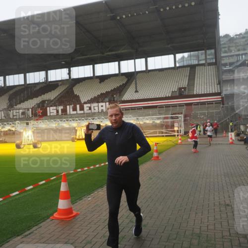 07.12.2025 - St. Pauli X-Mass-Run No. 15 Fabian Wolf http://msf.ph/oto/9365775 07.12.2025 10:16:29 Ziel 1328, 2743, 4362, 4363, 4510 meine-sportfotos.de