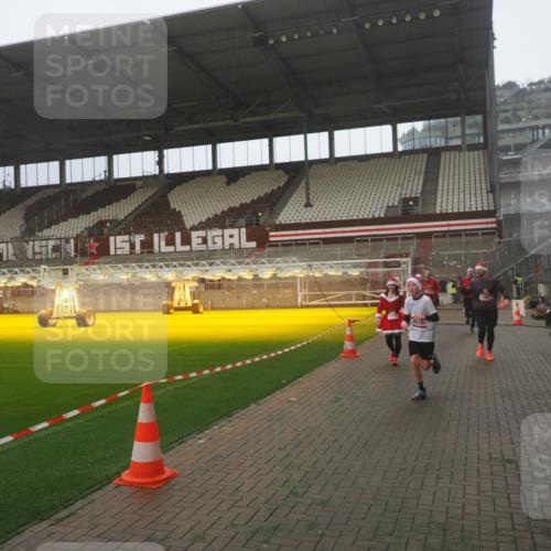 07.12.2025 - St. Pauli X-Mass-Run No. 15 Fabian Wolf http://msf.ph/oto/9365778 07.12.2025 10:16:33 Ziel 1328, 2185, 2266, 2743, 4362, 4363, 4510 meine-sportfotos.de