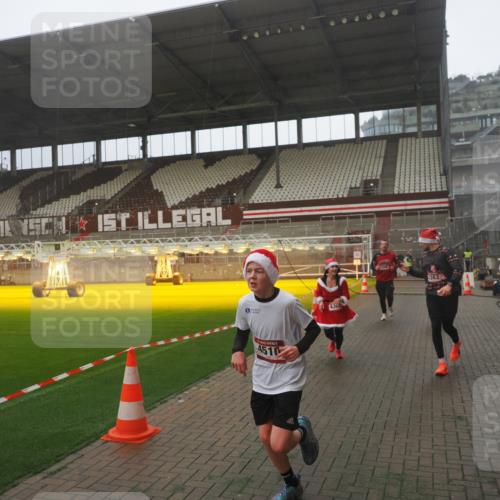 07.12.2025 - St. Pauli X-Mass-Run No. 15 Fabian Wolf http://msf.ph/oto/9365786 07.12.2025 10:16:34 Ziel 2185, 2266, 4362, 4363, 4510 meine-sportfotos.de