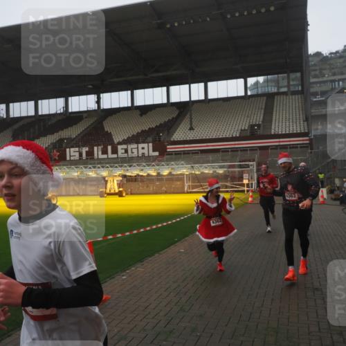 07.12.2025 - St. Pauli X-Mass-Run No. 15 Fabian Wolf http://msf.ph/oto/9365789 07.12.2025 10:16:35 Ziel 2185, 2266, 4362, 4363, 4510 meine-sportfotos.de