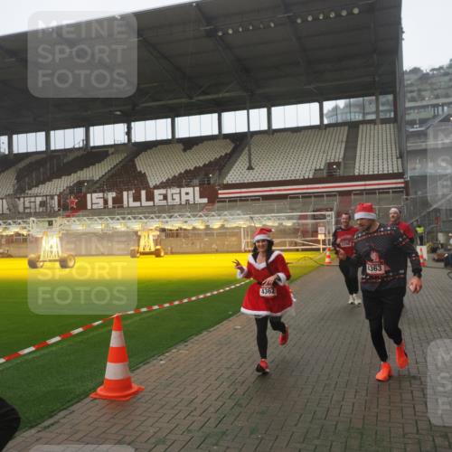 07.12.2025 - St. Pauli X-Mass-Run No. 15 Fabian Wolf http://msf.ph/oto/9365790 07.12.2025 10:16:35 Ziel 2185, 2266, 4362, 4363, 4510 meine-sportfotos.de