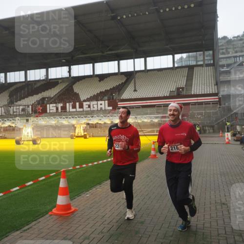 07.12.2025 - St. Pauli X-Mass-Run No. 15 Fabian Wolf http://msf.ph/oto/9365799 07.12.2025 10:16:37 Ziel 2185, 2266, 4362, 4363, 4510 meine-sportfotos.de