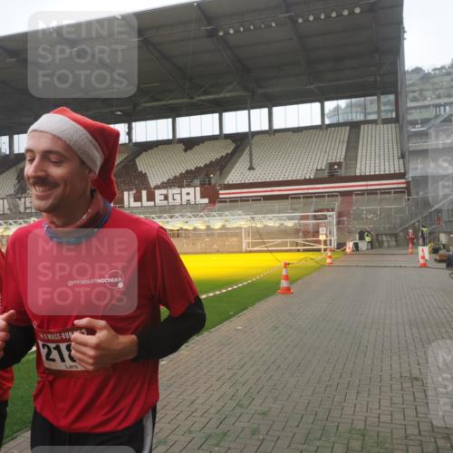 07.12.2025 - St. Pauli X-Mass-Run No. 15 Fabian Wolf http://msf.ph/oto/9365803 07.12.2025 10:16:38 Ziel 2185, 2266, 4362, 4363, 4510 meine-sportfotos.de