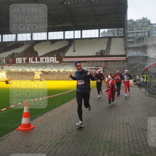 07.12.2025 - St. Pauli X-Mass-Run No. 15 Fabian Wolf http://msf.ph/oto/9365807 07.12.2025 10:16:48 Ziel 1989, 1997, 2185, 2266, 3633, 4356, 4359, 4363, 4769 meine-sportfotos.de