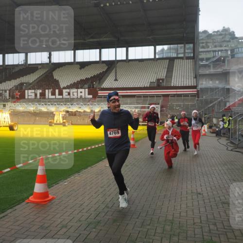 07.12.2025 - St. Pauli X-Mass-Run No. 15 Fabian Wolf http://msf.ph/oto/9365808 07.12.2025 10:16:48 Ziel 1989, 1997, 2185, 2266, 3633, 4356, 4359, 4363, 4769 meine-sportfotos.de