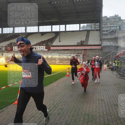 07.12.2025 - St. Pauli X-Mass-Run No. 15 Fabian Wolf http://msf.ph/oto/9365810 07.12.2025 10:16:48 Ziel 1989, 1997, 2185, 2266, 3633, 4356, 4359, 4363, 4769 meine-sportfotos.de