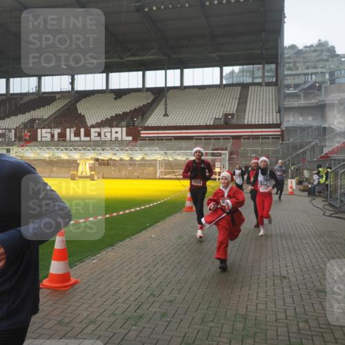 07.12.2025 - St. Pauli X-Mass-Run No. 15 Fabian Wolf http://msf.ph/oto/9365811 07.12.2025 10:16:48 Ziel 1989, 1997, 2185, 2266, 3633, 4356, 4359, 4363, 4769 meine-sportfotos.de