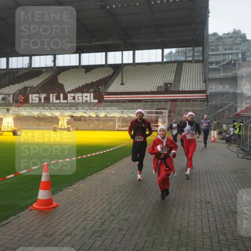 07.12.2025 - St. Pauli X-Mass-Run No. 15 Fabian Wolf http://msf.ph/oto/9365812 07.12.2025 10:16:49 Ziel 1620, 1989, 1997, 2185, 2266, 3633, 4356, 4359, 4363, 4769 meine-sportfotos.de