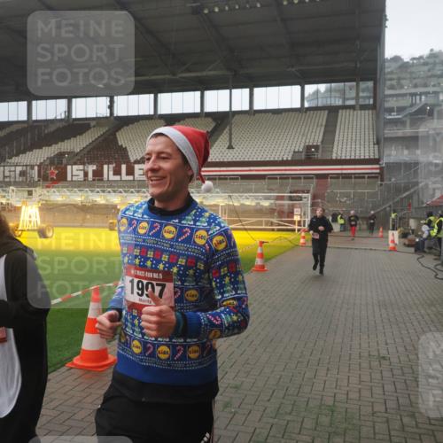 07.12.2025 - St. Pauli X-Mass-Run No. 15 Fabian Wolf http://msf.ph/oto/9365834 07.12.2025 10:16:53 Ziel 1620, 1989, 1997, 2694, 3633, 4356, 4359, 4769 meine-sportfotos.de