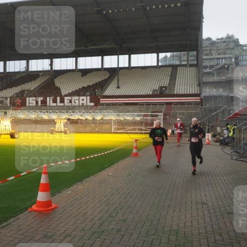07.12.2025 - St. Pauli X-Mass-Run No. 15 Fabian Wolf http://msf.ph/oto/9365851 07.12.2025 10:17:02 Ziel 1620, 1762, 1989, 1997, 2694, 3229, 3633, 3987, 4356, 4359, 4769 meine-sportfotos.de
