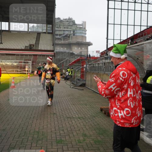 07.12.2025 - St. Pauli X-Mass-Run No. 15 Fabian Wolf http://msf.ph/oto/9365887 07.12.2025 10:17:23 Ziel 257, 268, 2688, 2725, 3522, 3874, 4114, 4339, 4764 meine-sportfotos.de