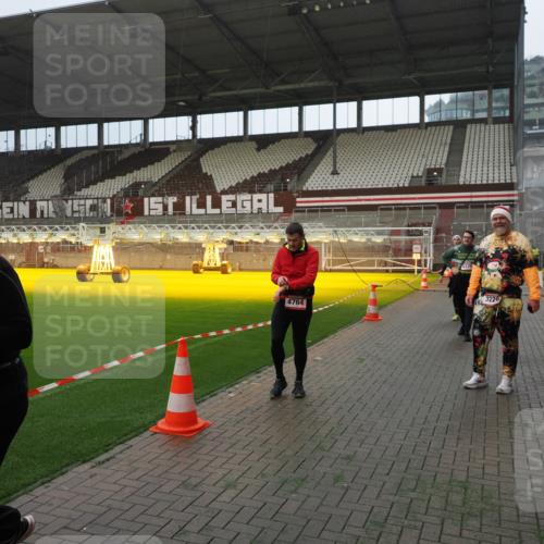 07.12.2025 - St. Pauli X-Mass-Run No. 15 Fabian Wolf http://msf.ph/oto/9365889 07.12.2025 10:17:24 Ziel 257, 268, 2688, 2725, 3522, 3874, 4114, 4339, 4764 meine-sportfotos.de