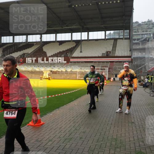07.12.2025 - St. Pauli X-Mass-Run No. 15 Fabian Wolf http://msf.ph/oto/9365897 07.12.2025 10:17:27 Ziel 257, 268, 2688, 2725, 2952, 3874, 4114, 4339, 4764 meine-sportfotos.de