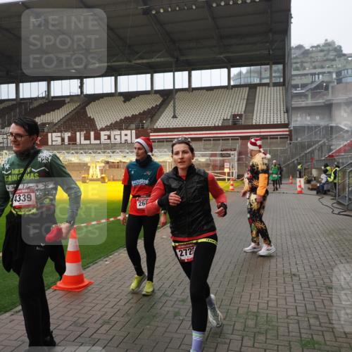 07.12.2025 - St. Pauli X-Mass-Run No. 15 Fabian Wolf http://msf.ph/oto/9365904 07.12.2025 10:17:30 Ziel 257, 268, 1161, 2688, 2725, 2952, 4114, 4127, 4339, 4764 meine-sportfotos.de