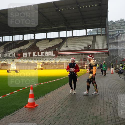 07.12.2025 - St. Pauli X-Mass-Run No. 15 Fabian Wolf http://msf.ph/oto/9365906 07.12.2025 10:17:33 Ziel 1161, 1162, 2688, 2725, 2952, 4114, 4127, 4339 meine-sportfotos.de