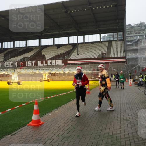 07.12.2025 - St. Pauli X-Mass-Run No. 15 Fabian Wolf http://msf.ph/oto/9365907 07.12.2025 10:17:33 Ziel 1161, 1162, 2688, 2725, 2952, 4114, 4127, 4339 meine-sportfotos.de
