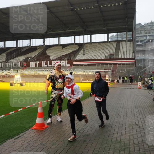 07.12.2025 - St. Pauli X-Mass-Run No. 15 Fabian Wolf http://msf.ph/oto/9365922 07.12.2025 10:17:38 Ziel 1161, 1162, 2688, 2725, 2952, 4127 meine-sportfotos.de