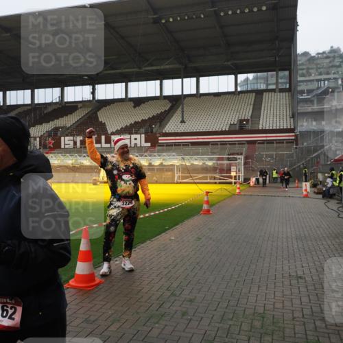 07.12.2025 - St. Pauli X-Mass-Run No. 15 Fabian Wolf http://msf.ph/oto/9365926 07.12.2025 10:17:39 Ziel 1161, 1162, 2688, 2725, 2952, 4127 meine-sportfotos.de