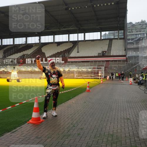 07.12.2025 - St. Pauli X-Mass-Run No. 15 Fabian Wolf http://msf.ph/oto/9365928 07.12.2025 10:17:39 Ziel 1161, 1162, 2688, 2725, 2952, 4127 meine-sportfotos.de