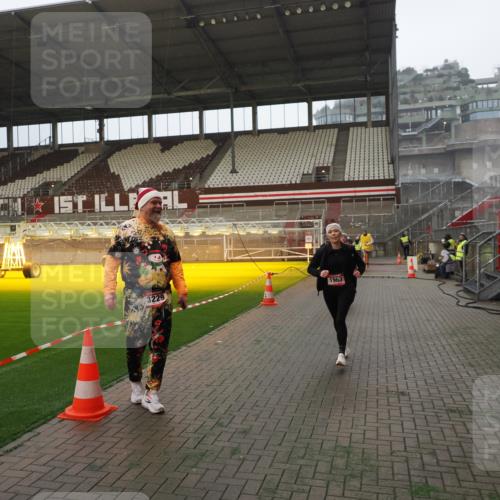 07.12.2025 - St. Pauli X-Mass-Run No. 15 Fabian Wolf http://msf.ph/oto/9365951 07.12.2025 10:17:45 Ziel 1161, 1162, 1963, 2663, 2952, 3804, 4127, 4227 meine-sportfotos.de