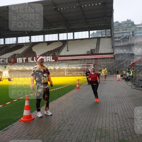 07.12.2025 - St. Pauli X-Mass-Run No. 15 Fabian Wolf http://msf.ph/oto/9365959 07.12.2025 10:17:47 Ziel 1161, 1162, 1963, 2663, 2952, 3804, 4127, 4227 meine-sportfotos.de