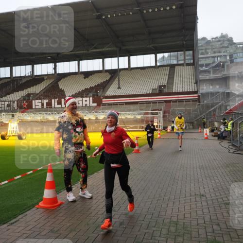 07.12.2025 - St. Pauli X-Mass-Run No. 15 Fabian Wolf http://msf.ph/oto/9365960 07.12.2025 10:17:48 Ziel 1161, 1162, 1963, 2663, 3804, 4127, 4227 meine-sportfotos.de