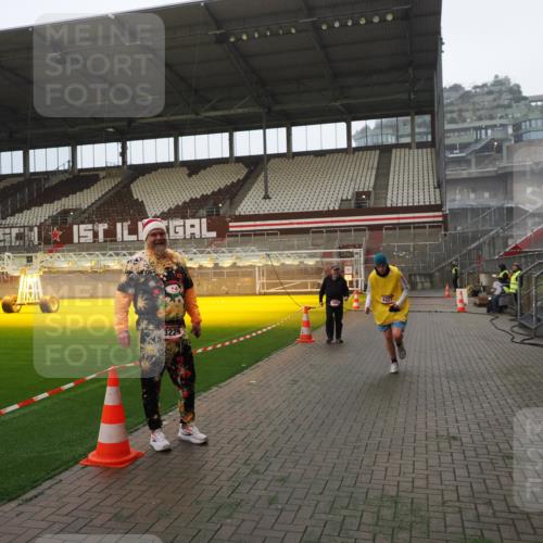 07.12.2025 - St. Pauli X-Mass-Run No. 15 Fabian Wolf http://msf.ph/oto/9365966 07.12.2025 10:17:49 Ziel 1161, 1162, 1963, 2663, 3804, 4127, 4227 meine-sportfotos.de