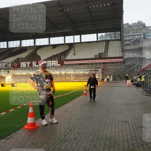 07.12.2025 - St. Pauli X-Mass-Run No. 15 Fabian Wolf http://msf.ph/oto/9365970 07.12.2025 10:17:51 Ziel 1162, 1963, 2663, 3804, 4227 meine-sportfotos.de
