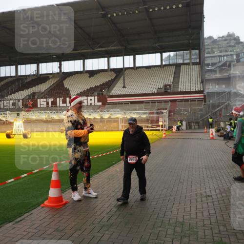 07.12.2025 - St. Pauli X-Mass-Run No. 15 Fabian Wolf http://msf.ph/oto/9365975 07.12.2025 10:17:55 Ziel 1963, 2663, 3804, 4227 meine-sportfotos.de