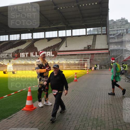 07.12.2025 - St. Pauli X-Mass-Run No. 15 Fabian Wolf http://msf.ph/oto/9365978 07.12.2025 10:17:55 Ziel 1963, 2663, 3804, 4227 meine-sportfotos.de