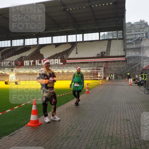 07.12.2025 - St. Pauli X-Mass-Run No. 15 Fabian Wolf http://msf.ph/oto/9365987 07.12.2025 10:17:58 Ziel 1963, 2663, 3804, 4227 meine-sportfotos.de