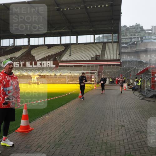 07.12.2025 - St. Pauli X-Mass-Run No. 15 Fabian Wolf http://msf.ph/oto/9366006 07.12.2025 10:18:20 Ziel 2049, 3606, 3608 meine-sportfotos.de