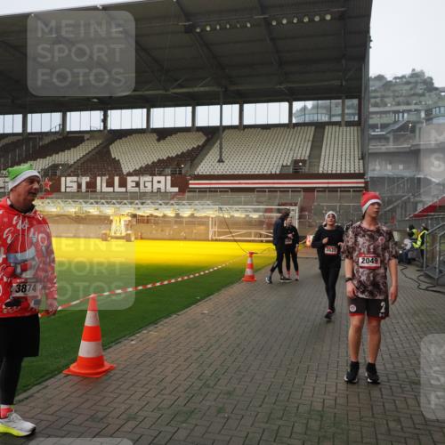 07.12.2025 - St. Pauli X-Mass-Run No. 15 Fabian Wolf http://msf.ph/oto/9366016 07.12.2025 10:18:29 Ziel 243, 264, 269, 1607, 2049, 3520, 3606, 3608, 4540 meine-sportfotos.de