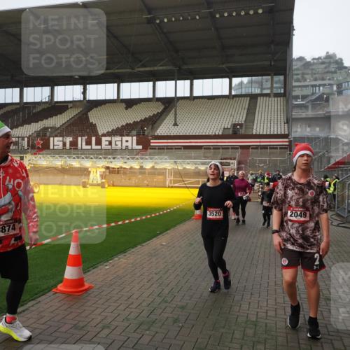 07.12.2025 - St. Pauli X-Mass-Run No. 15 Fabian Wolf http://msf.ph/oto/9366020 07.12.2025 10:18:31 Ziel 243, 264, 269, 1607, 1671, 2049, 2631, 3520, 3606, 3608, 4540 meine-sportfotos.de