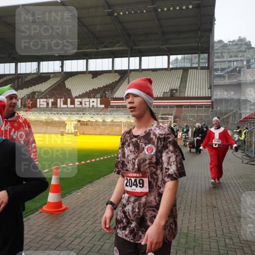 07.12.2025 - St. Pauli X-Mass-Run No. 15 Fabian Wolf http://msf.ph/oto/9366028 07.12.2025 10:18:33 Ziel 243, 264, 269, 1607, 1671, 2049, 2631, 2925, 3520, 3608, 4540 meine-sportfotos.de